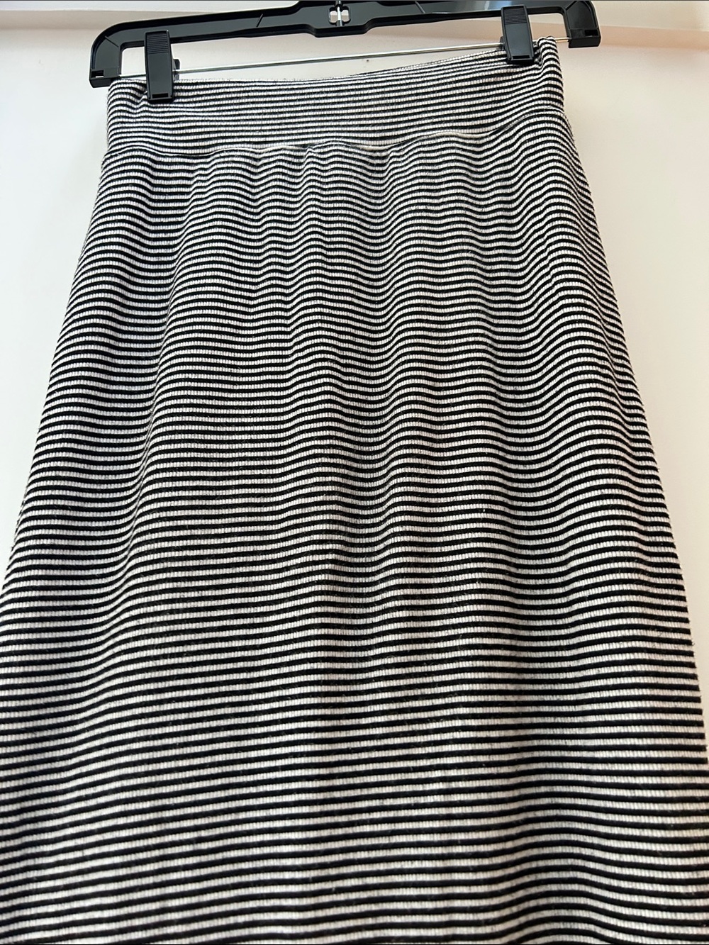 Athleta XS Black White Micro Stripe Soft Ribbed Knit Pull-On Skirt Modal